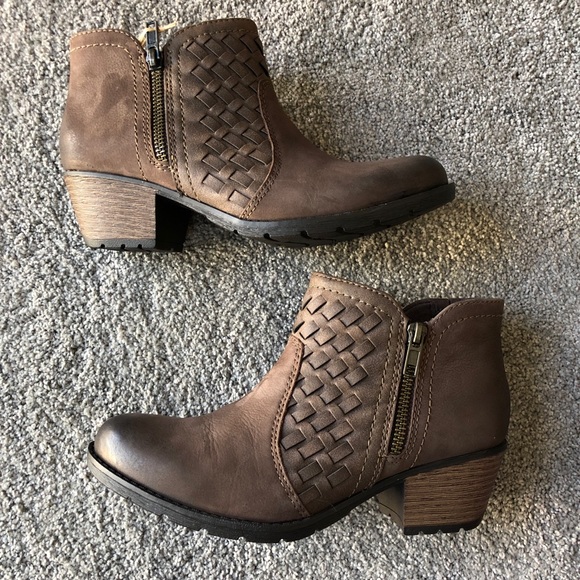 Earth Origins Shoes - NWT Earth Origins brown booties